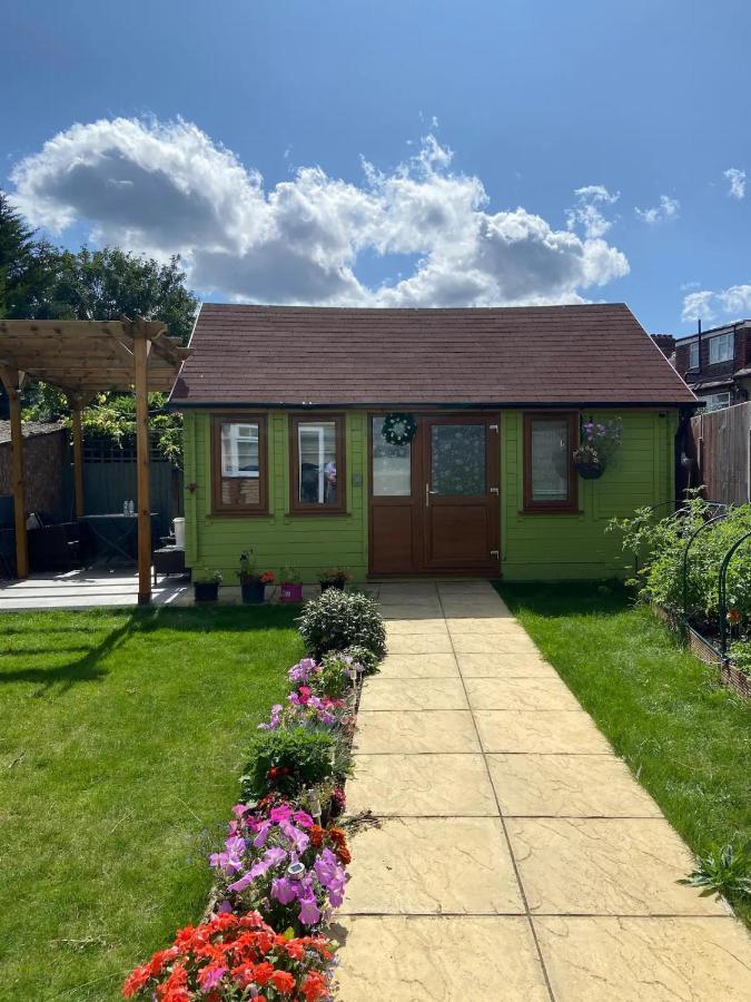 Charming Private Guest House Enfield Exteriör bild