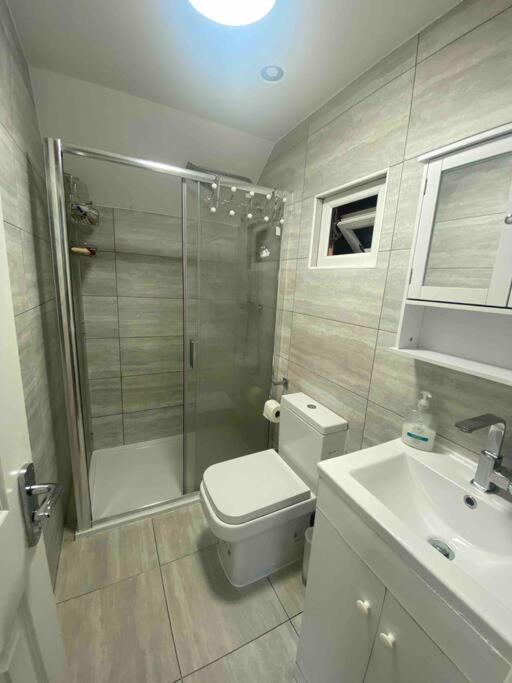 Charming Private Guest House Enfield Exteriör bild