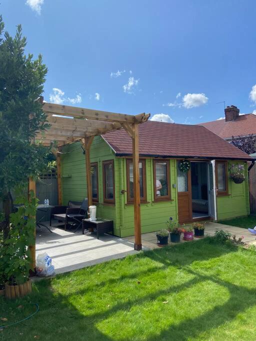 Charming Private Guest House Enfield Exteriör bild
