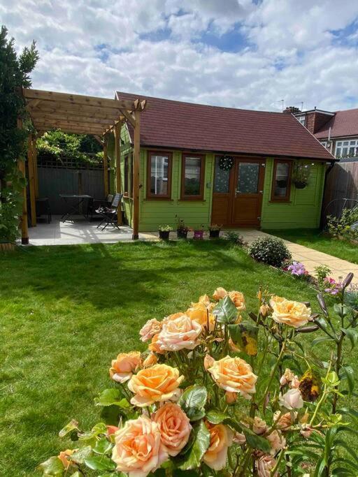 Charming Private Guest House Enfield Exteriör bild